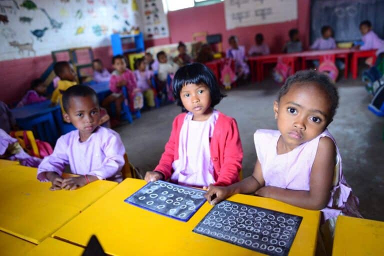 Des enfants à l'école