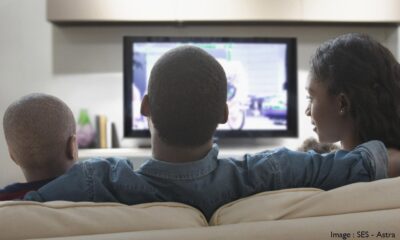 Une famille qui regarde de la télévision