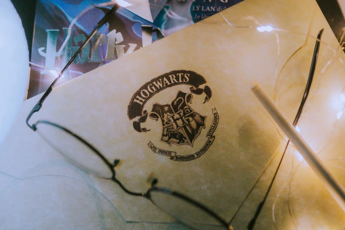 Le logo de Hogwarts dans Harry Potter